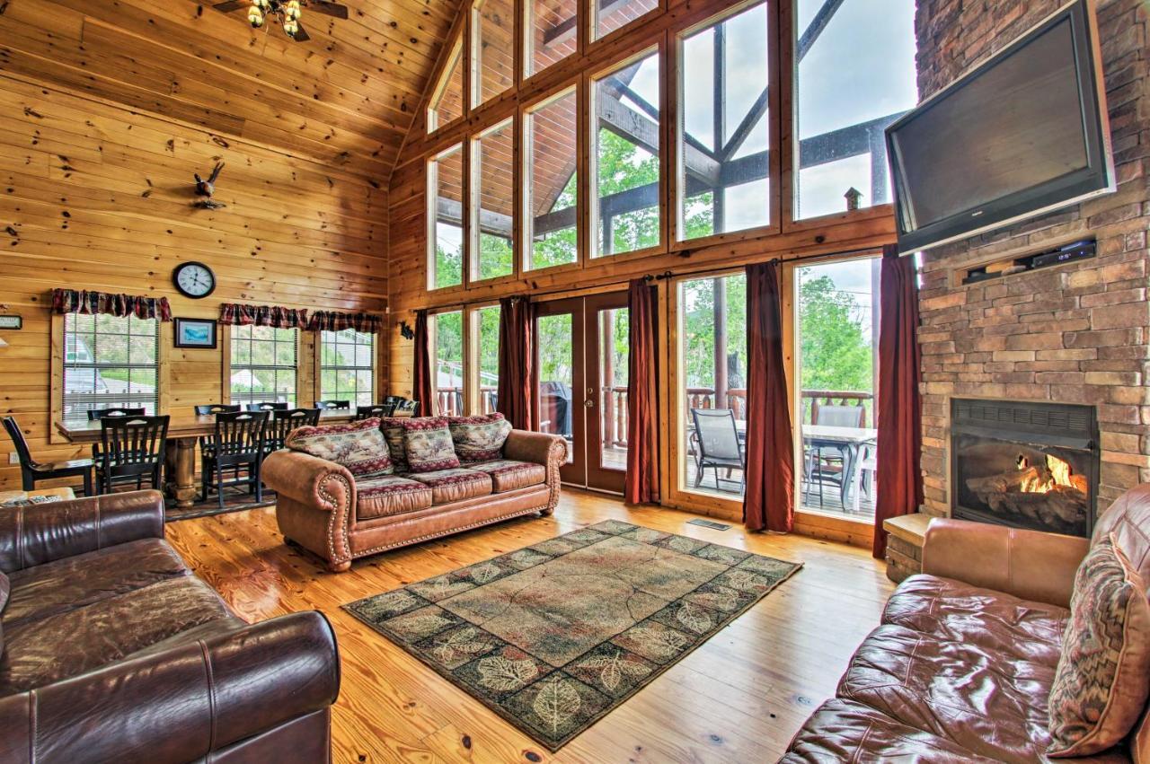 Expansive Gatlinburg Cabin Hot Tub, Deck And Grill! Exterior photo