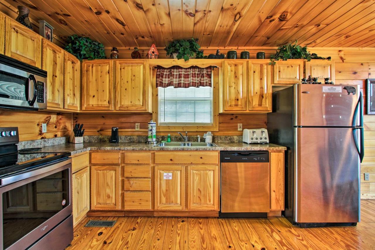 Expansive Gatlinburg Cabin Hot Tub, Deck And Grill! Exterior photo